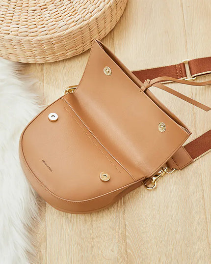 Versatile Leather Shoulder Bag with Retro Saddle Design