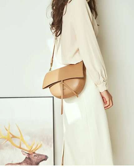 Versatile Leather Shoulder Bag with Retro Saddle Design