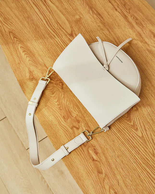 Versatile Leather Shoulder Bag with Retro Saddle Design